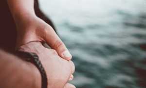 Язык любви: что означают прикосновения и жесты парня в отношениях?