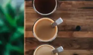 Чем полезен чай с молоком и не вредно ли его пить для здоровья каждый день