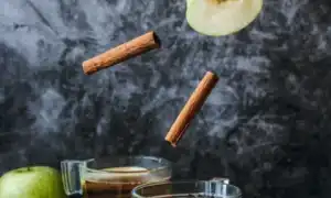 Чем полезен свежевыжатый яблочный сок для здоровья
