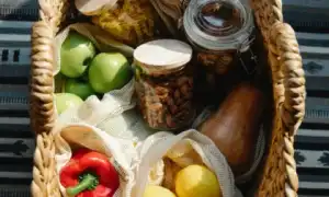 Какие продукты и витамины замедляют процесс старения организма и поддерживают здоровье