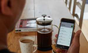 Еда с телефоном – развлечение, которое может нанести вред здоровью