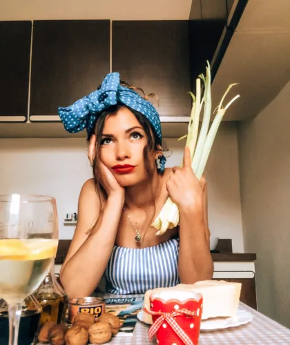 девушка с сельдереем