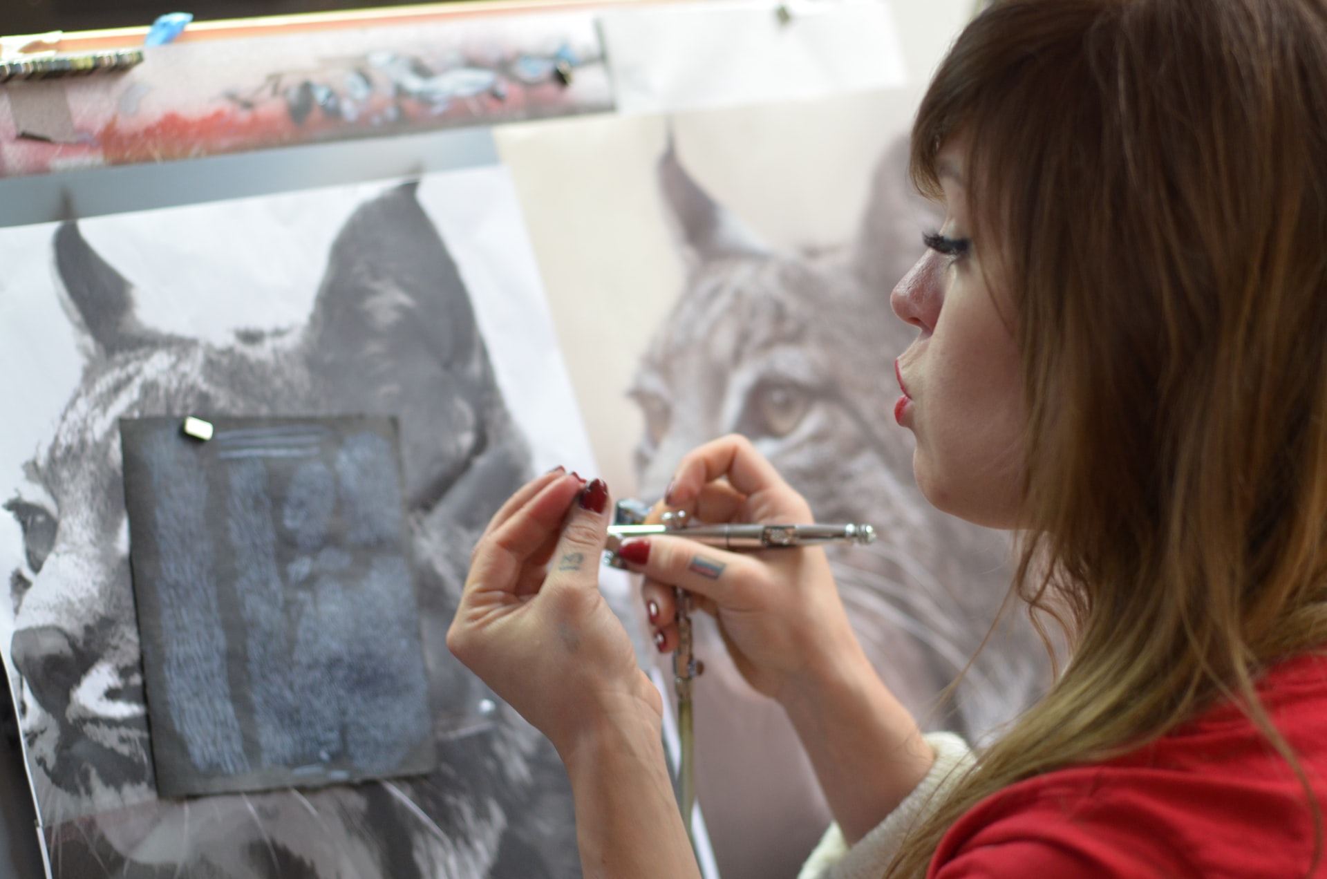 девушка рисует