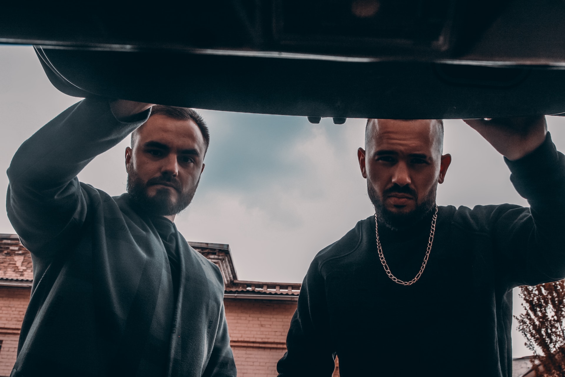 два парня в черном