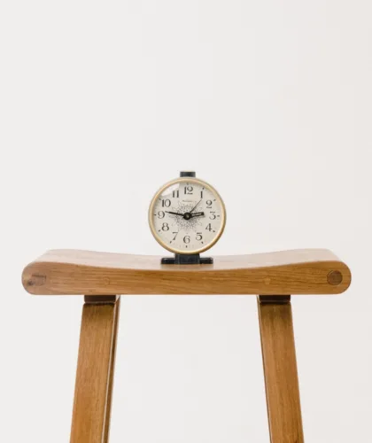 часы на табурете