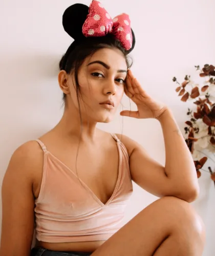 задумчивая девушка