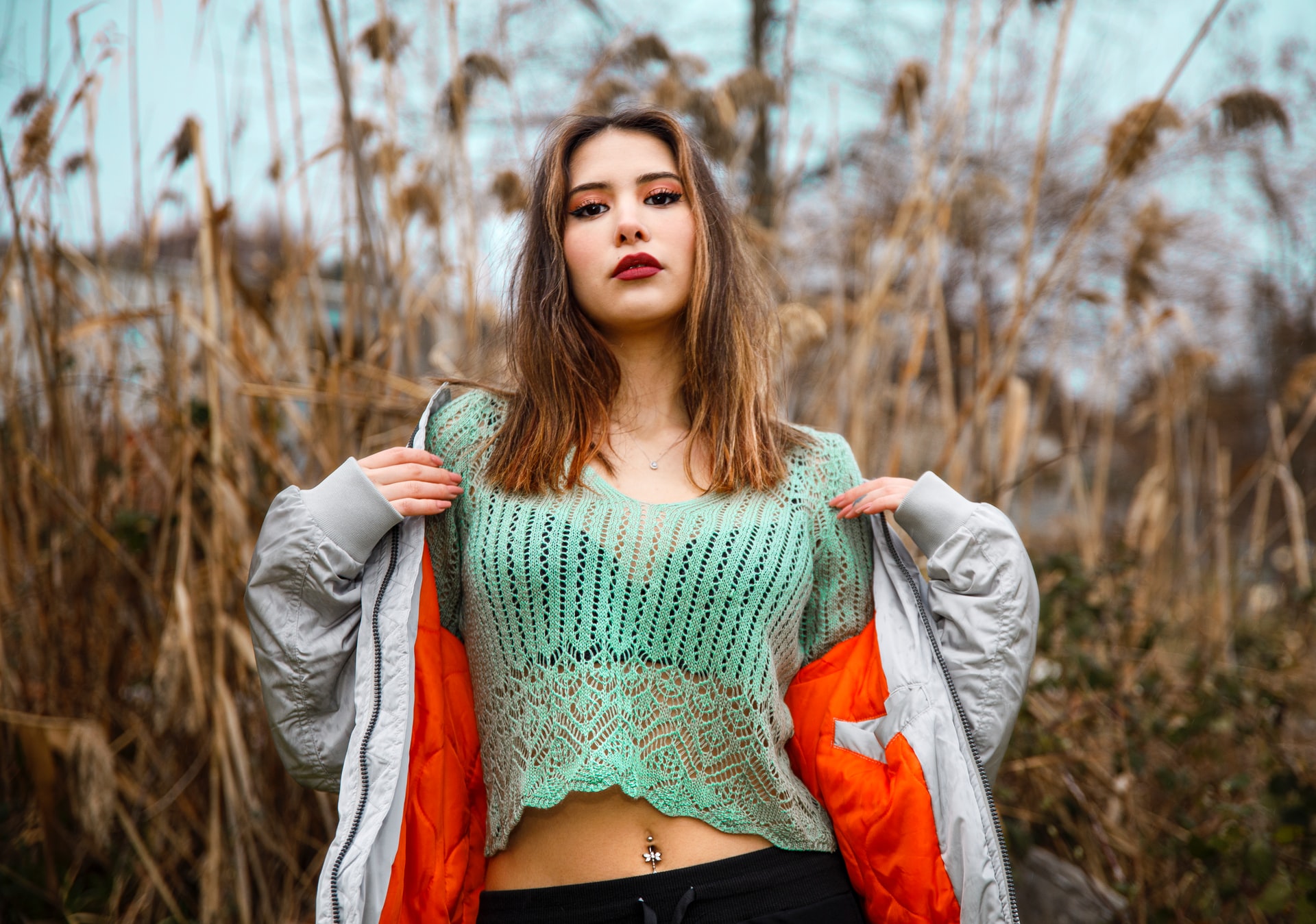 красивая уверенная девушка