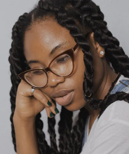 задумчивая девушка