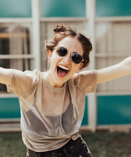 радостная девушка