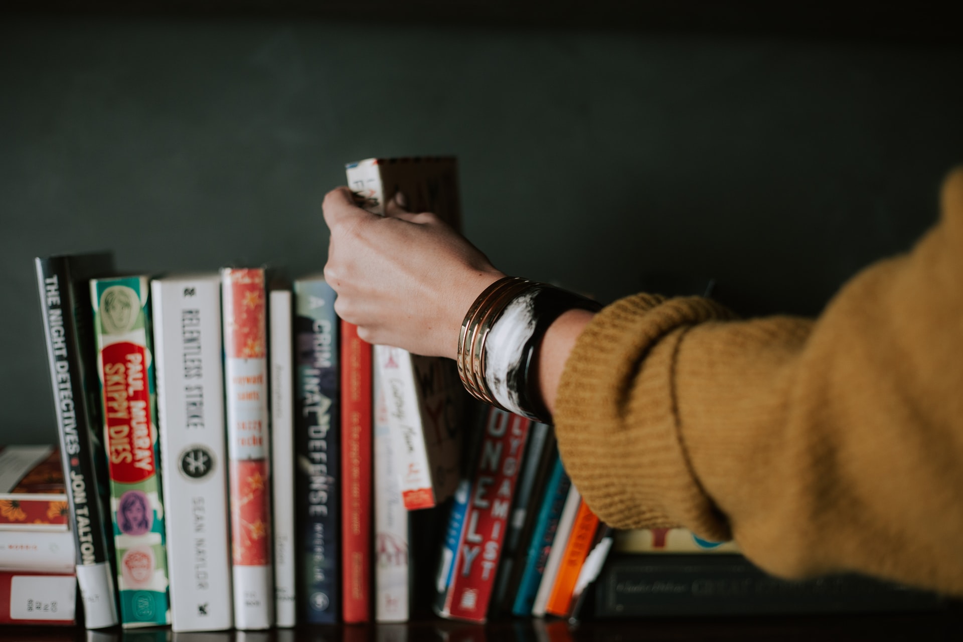 девушка берет книгу