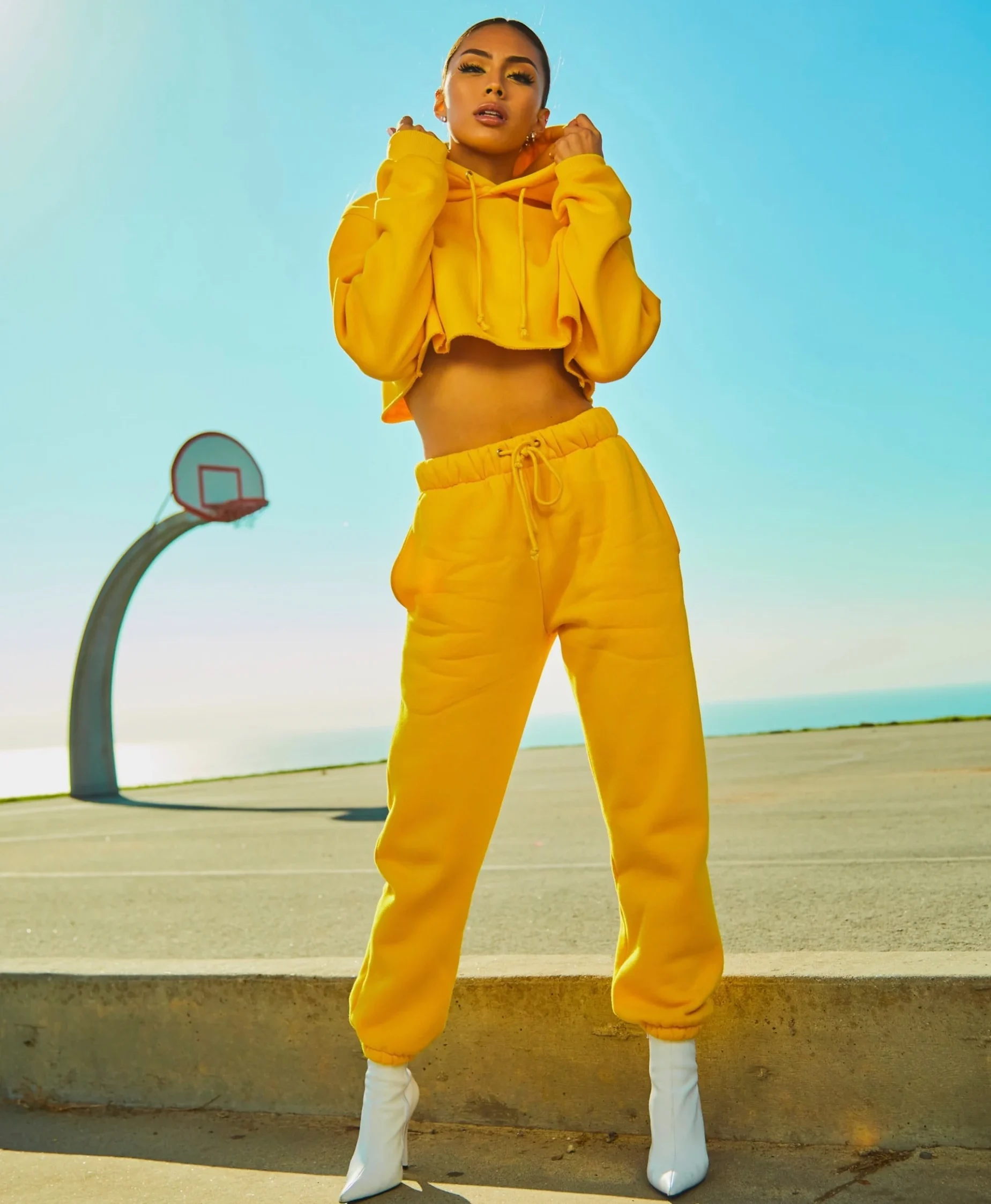 девушка в желтом костюме