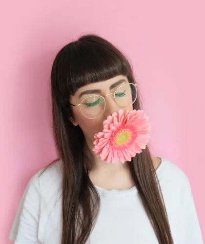 девушка с цветком во рту