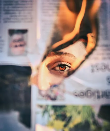 глаз девушки на фоне книги