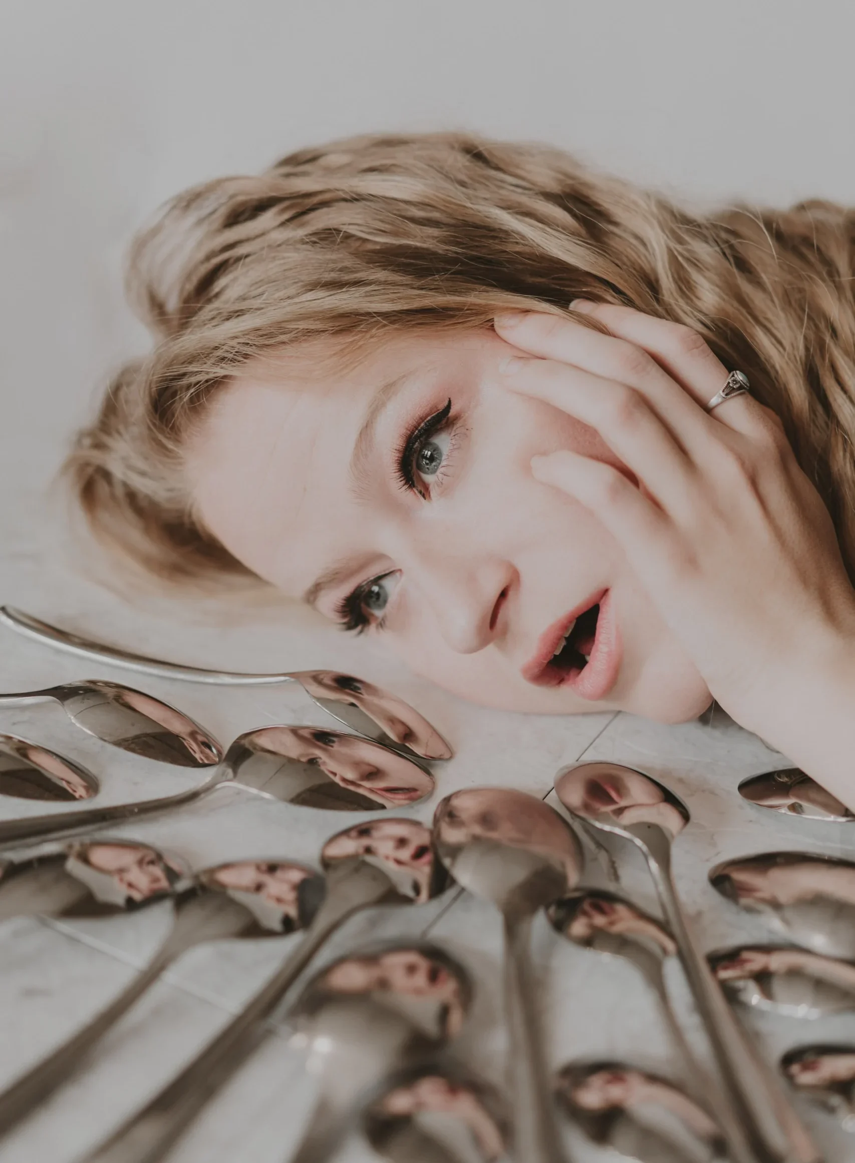 девушка с ложками