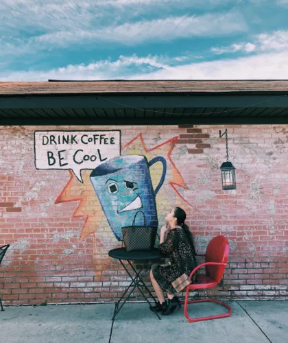 девушка на фоне арта