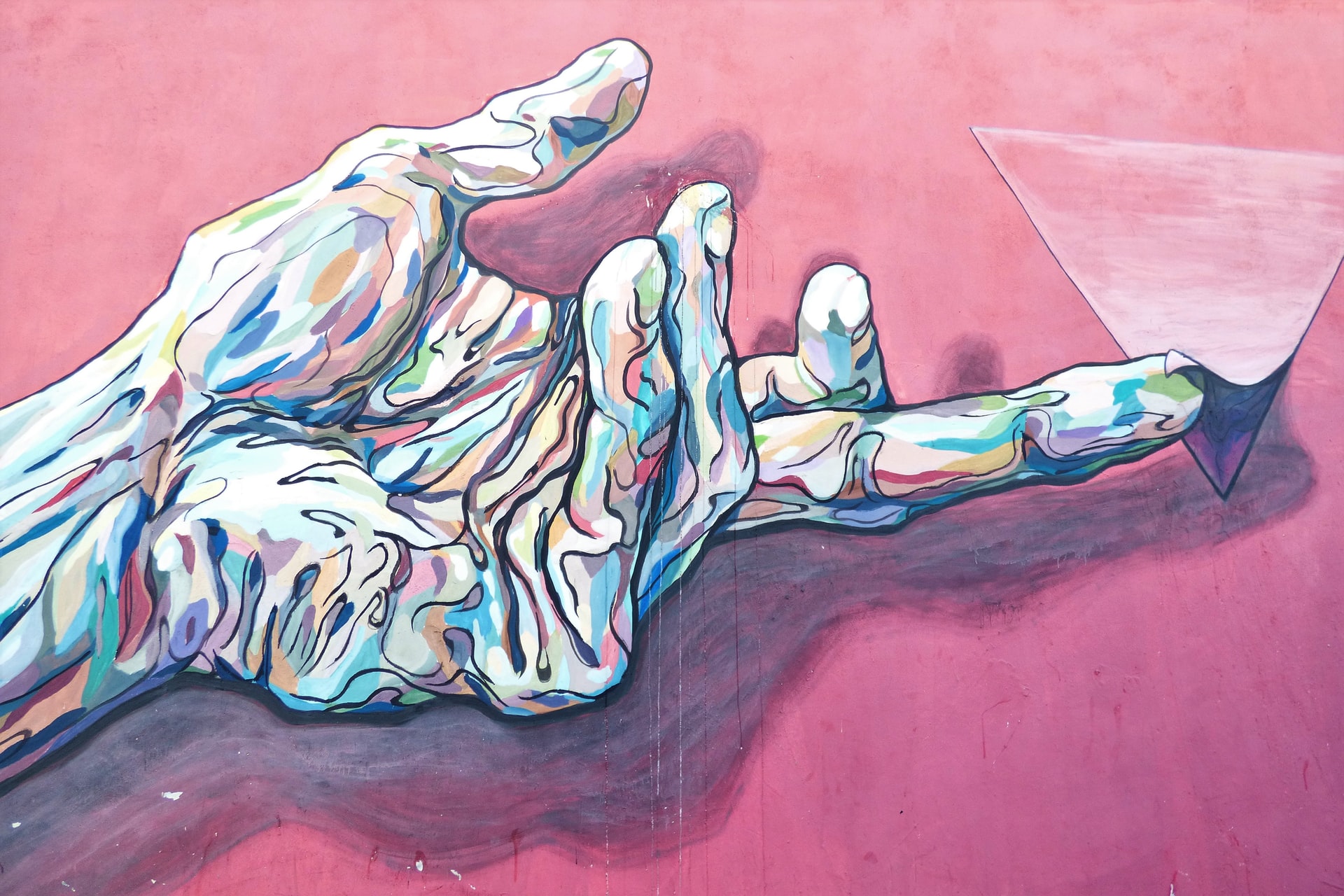 арт руки с треугольником