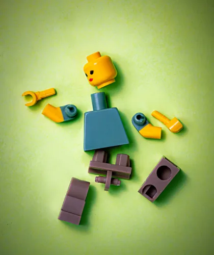 разобранная лего-девушка