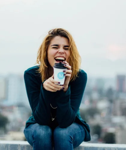 радостная девушка с кофе