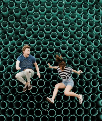 пара прыгает