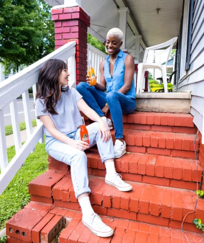 девушки общаются