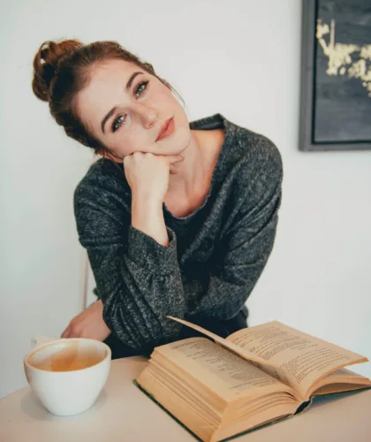 девушка с книгой