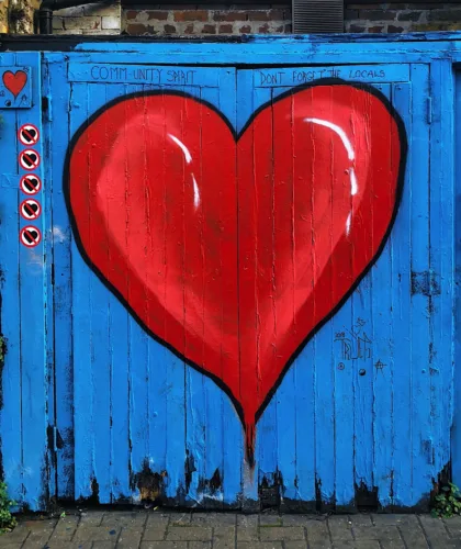 арт сердечка на воротах