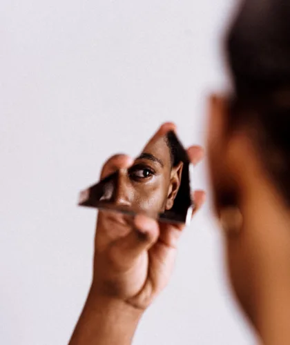 отражение девушки в зеркале