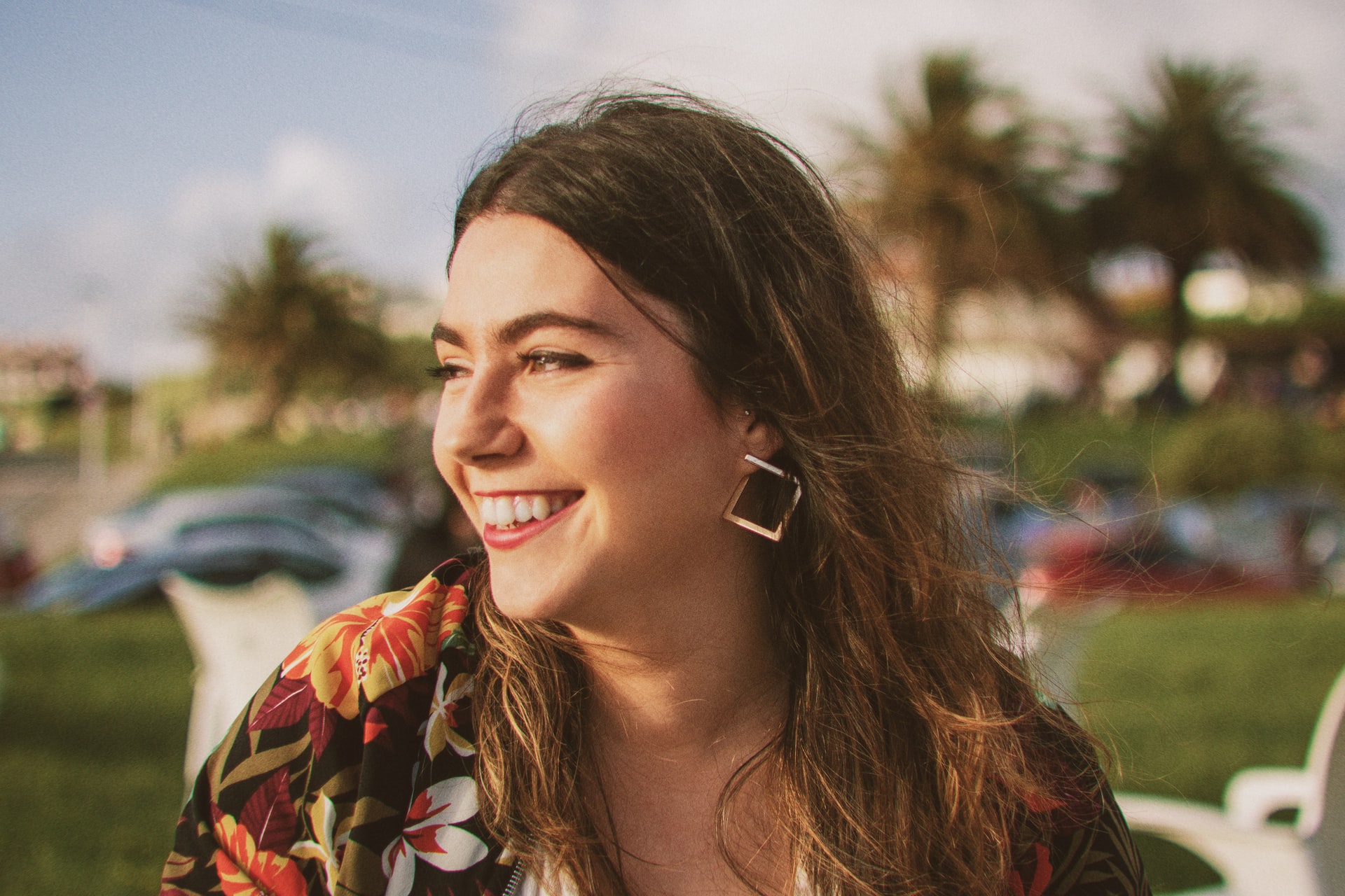 девушка улыбается