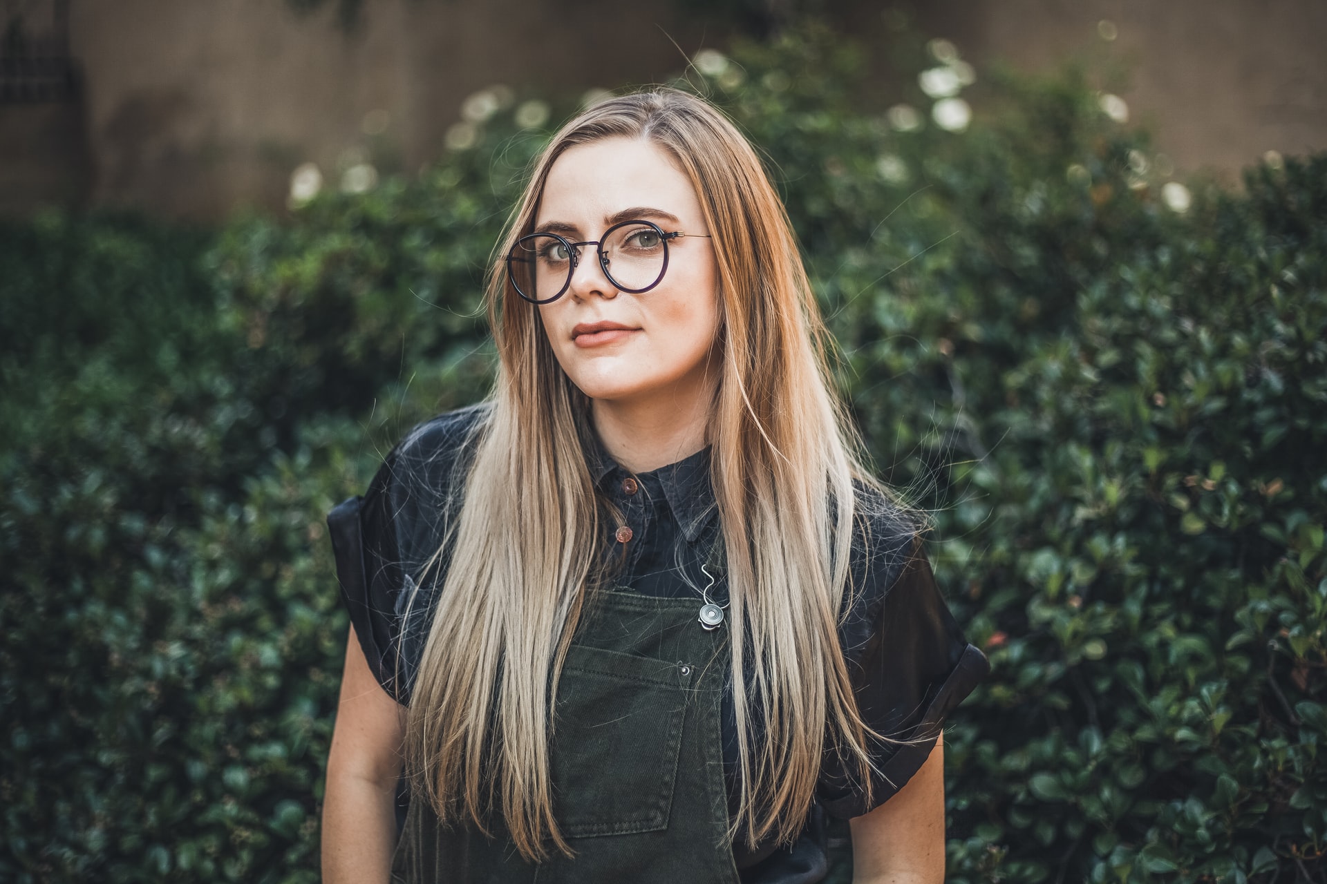 девушка в очках