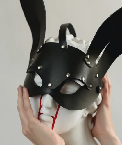 маска на статуе