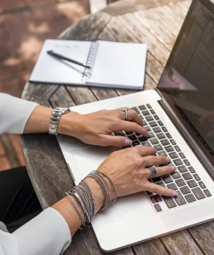 девушка работает за ноутбуком