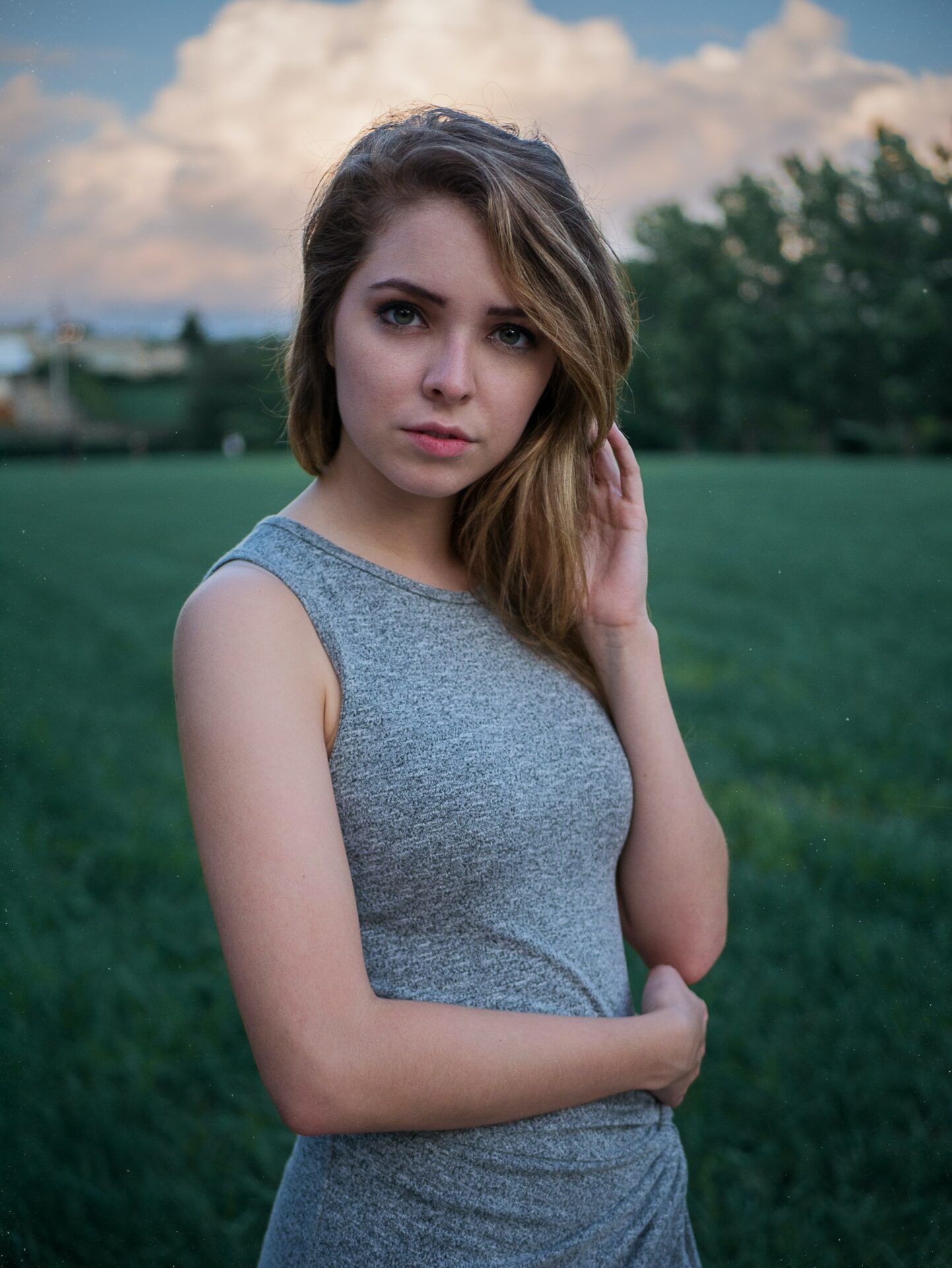 девушка в сером платье