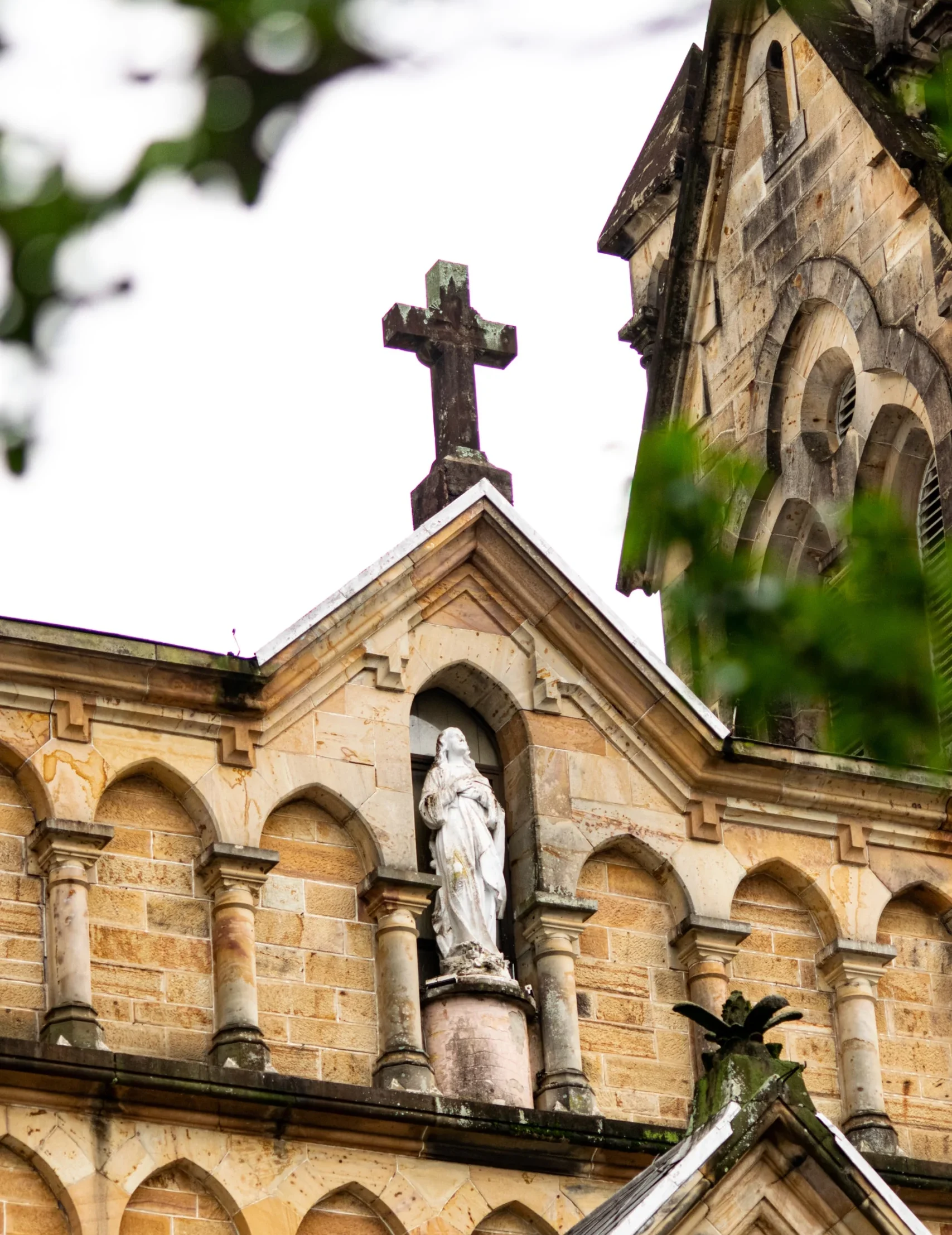 статуя женщины и церковь