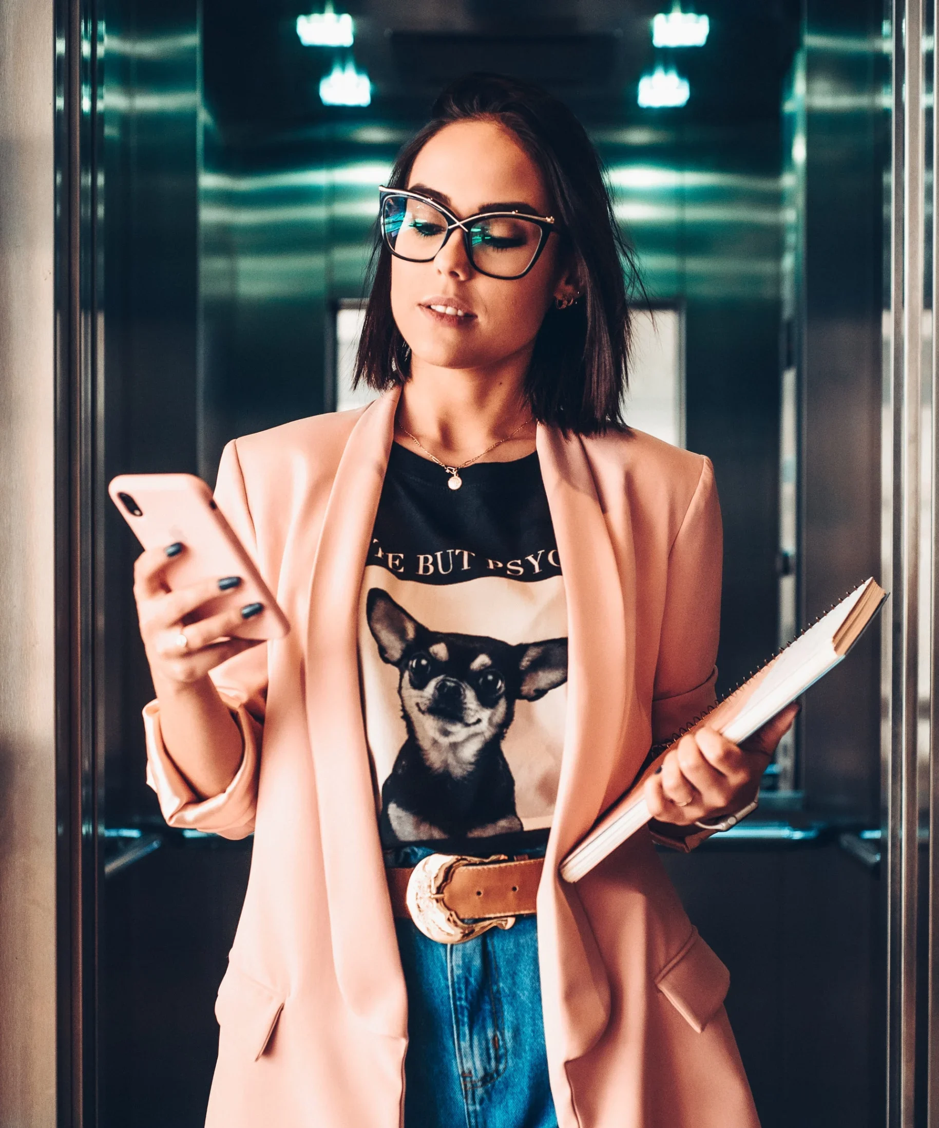 девушка с телефоном