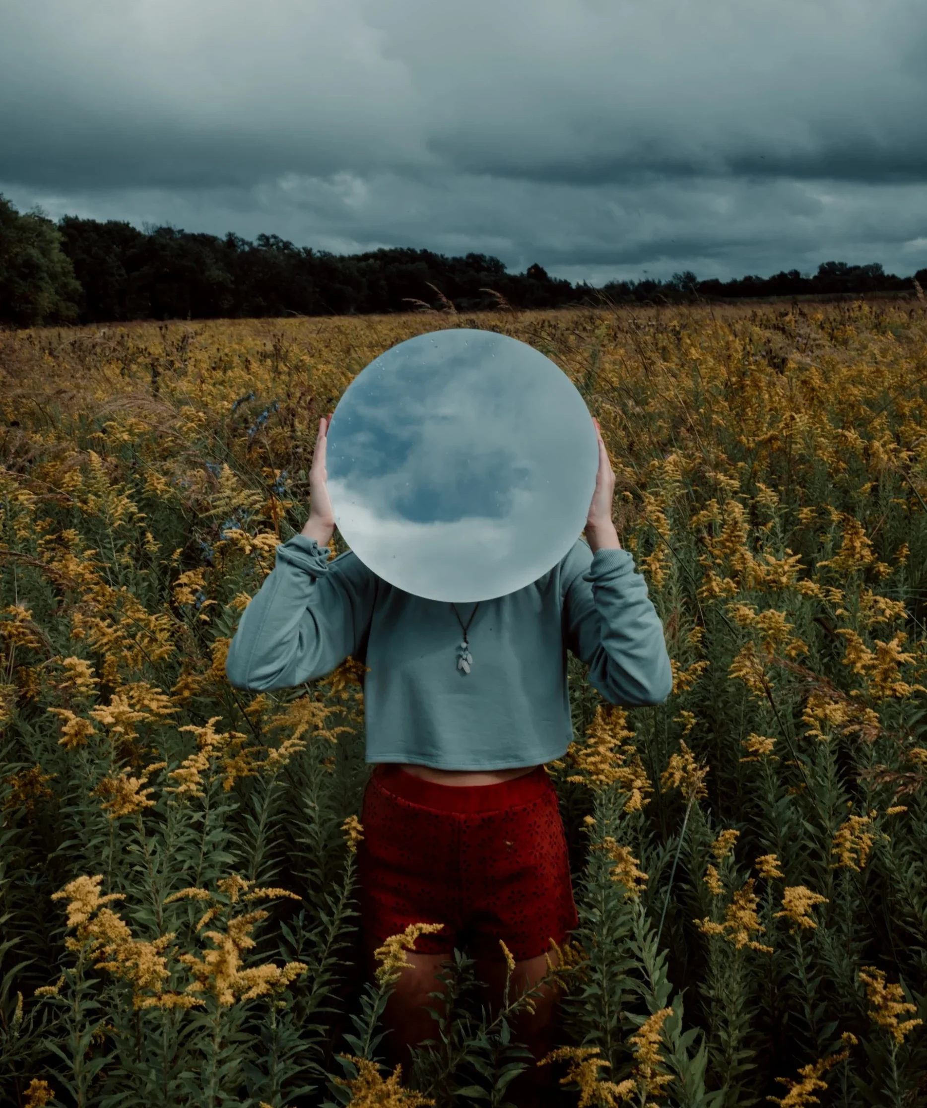 девушка с зеркалом