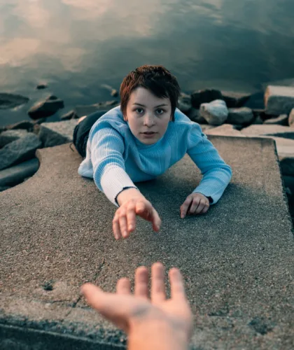 девушка тянется за помощью