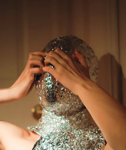 девушка в фольге