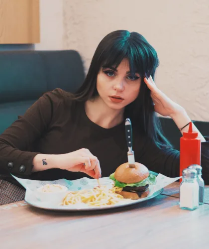 девушка с едой