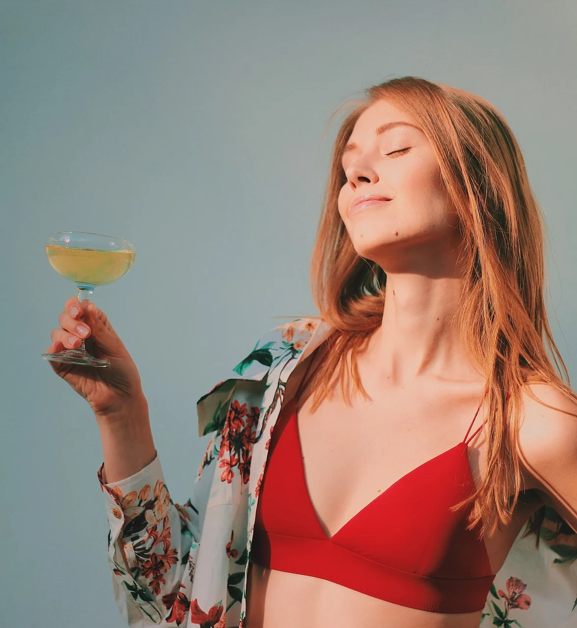 девушка с напитком