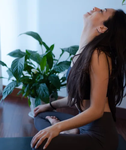 девушка медитирует