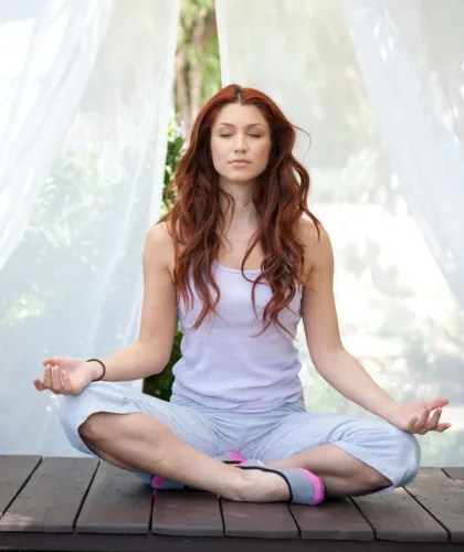 девушка медитирует
