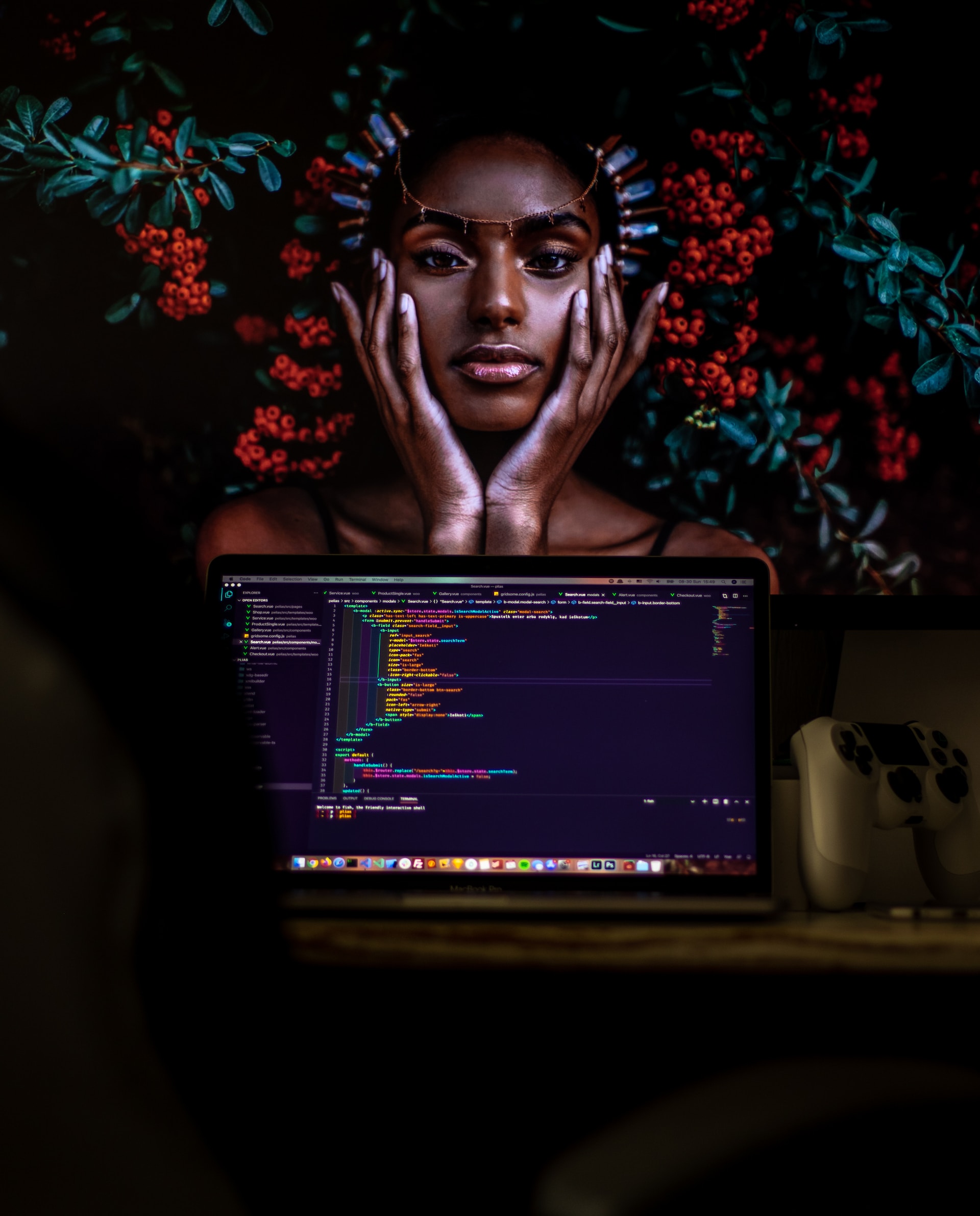 девушка и ноутбук