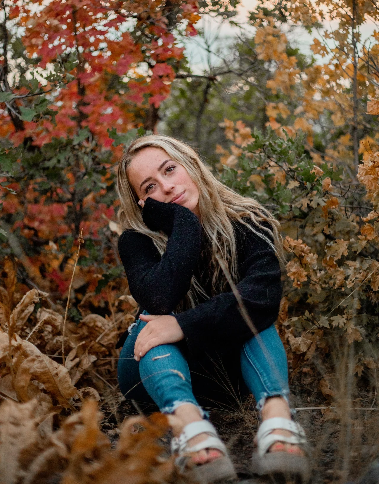 девушке скучно