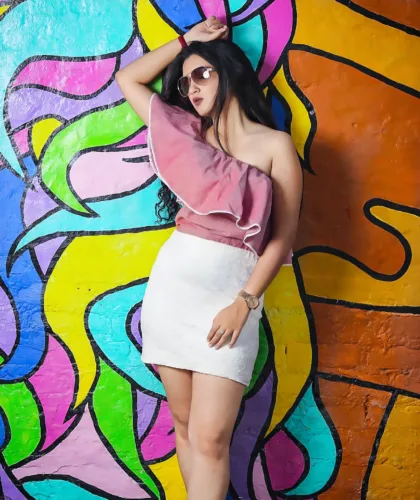 яркая девушка на фоне арта