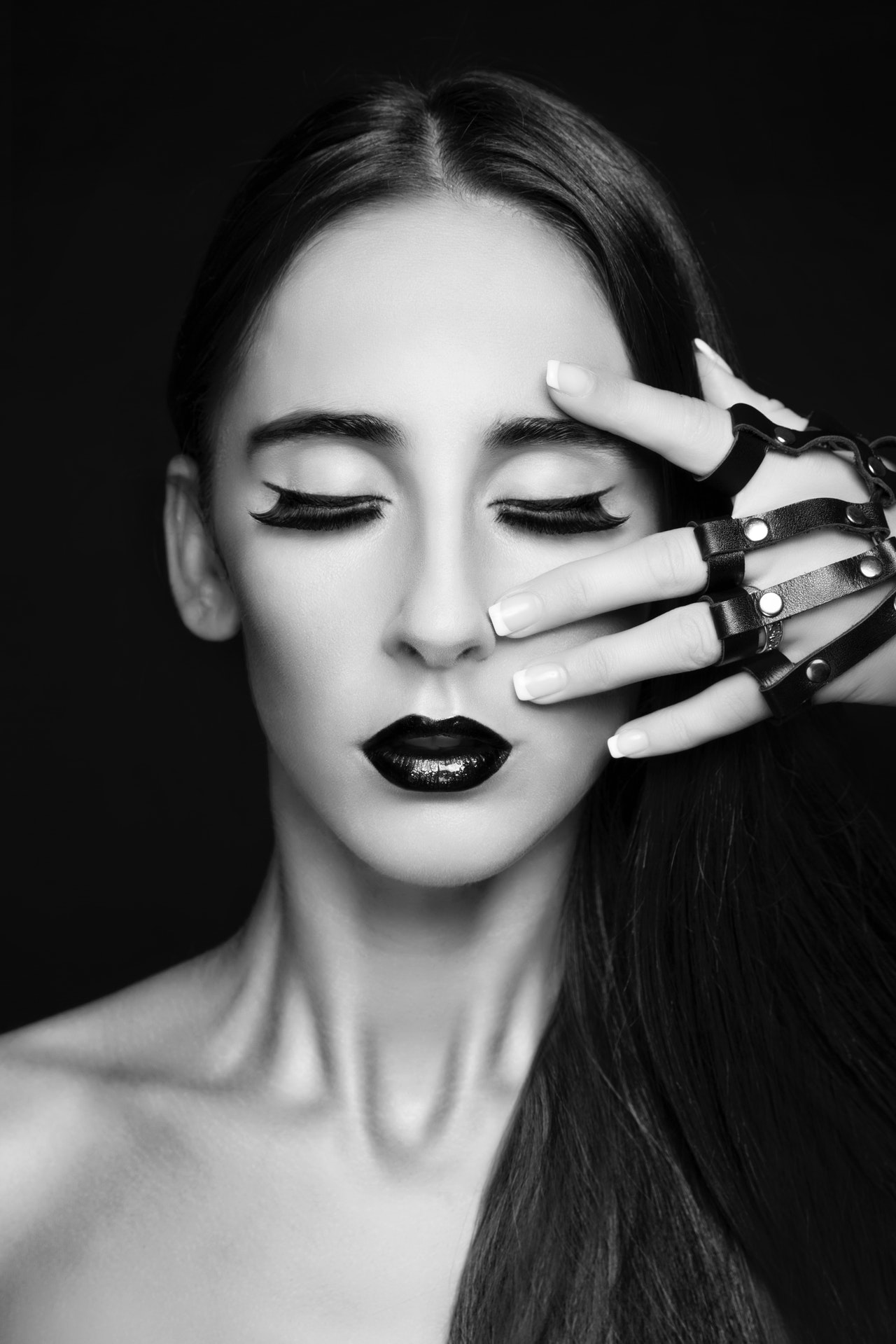 грустная готичная девушка