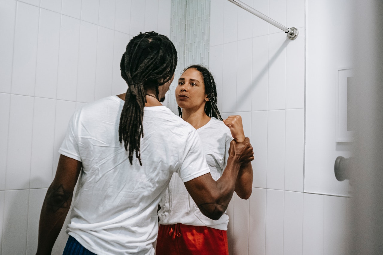 рука парня на девушке