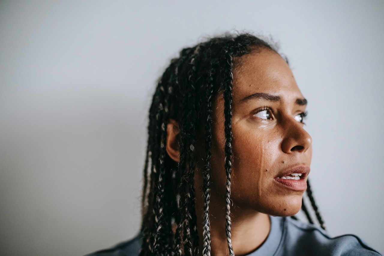 девушка плачет