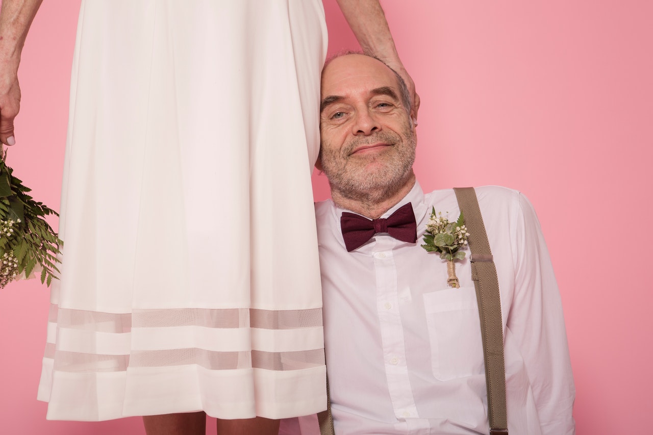 Мужчина около ног женщины