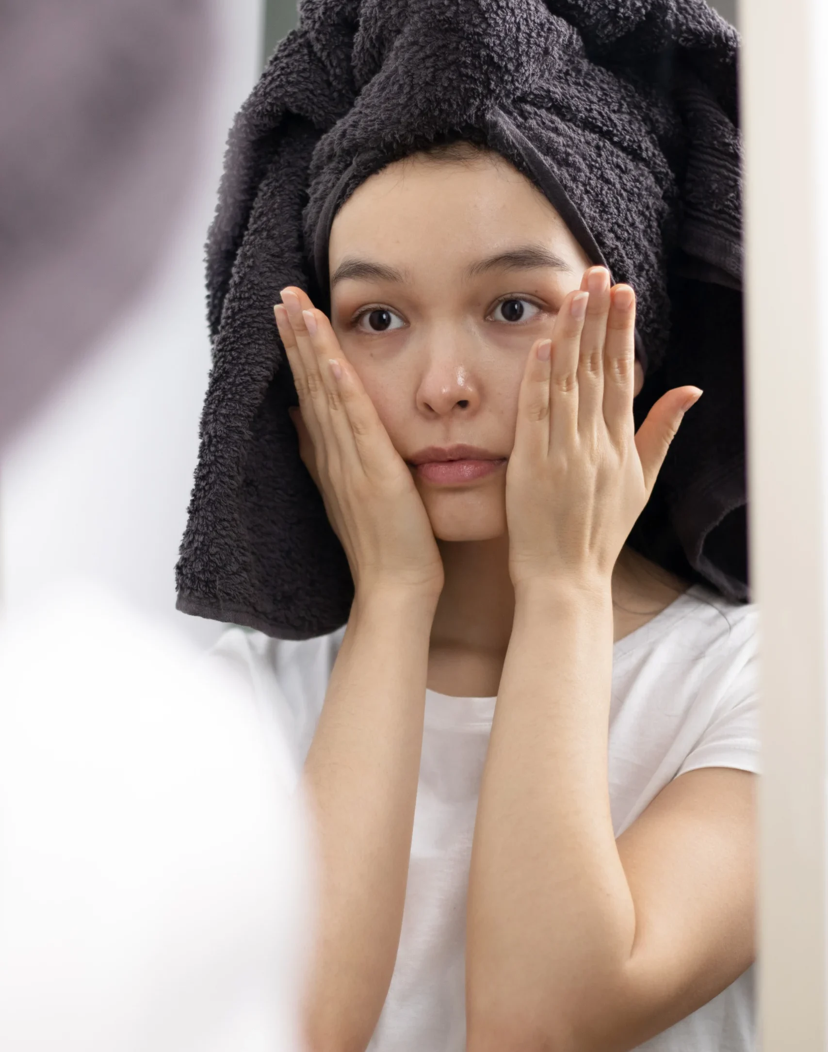 девушка с полотенцем на голове