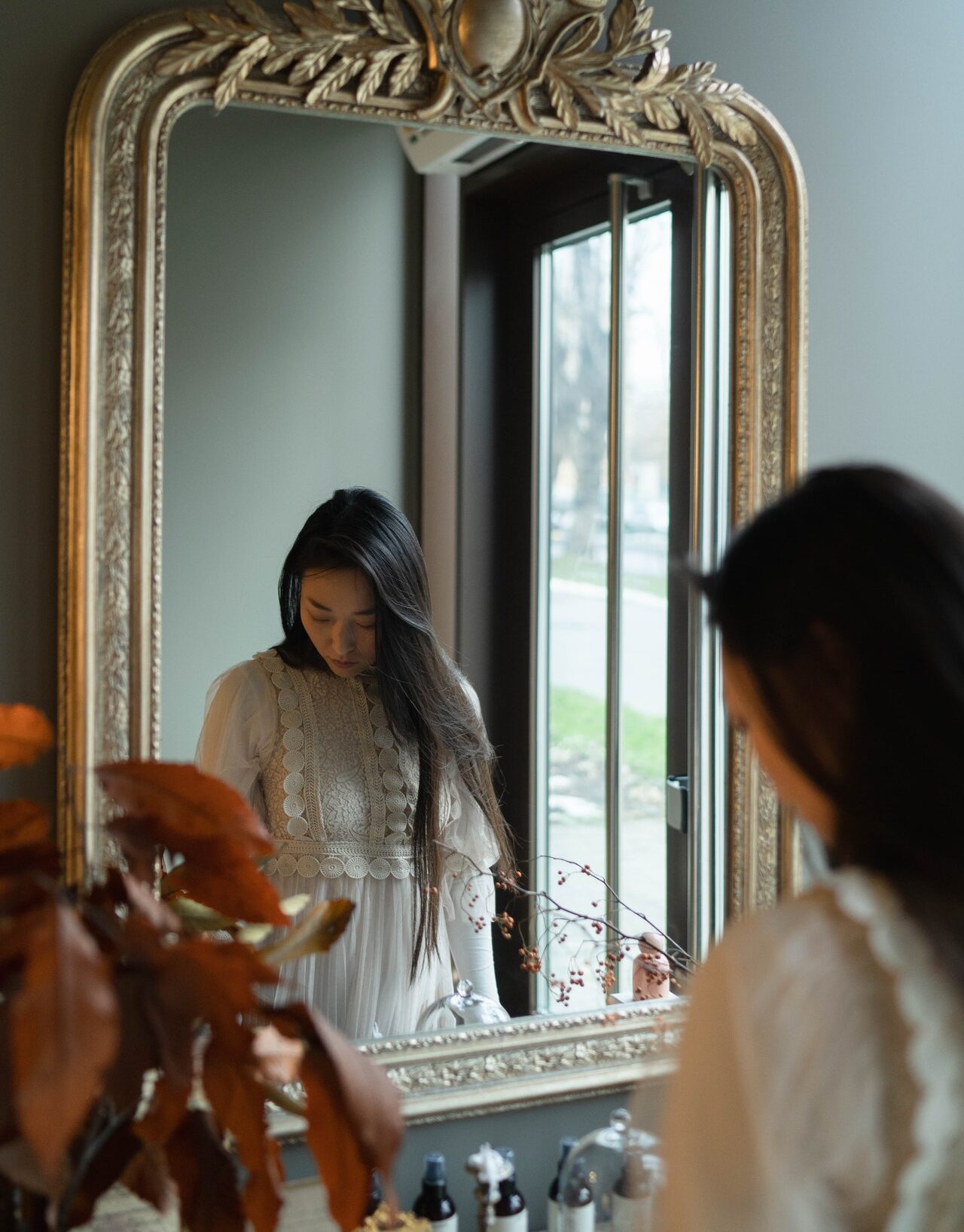 девушка перед зеркалом